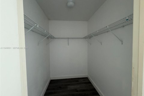 Condo in North Miami, Florida, 2 bedrooms  № 2004839 - photo 12