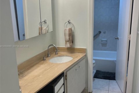 Condo in Sunny Isles Beach, Florida, 2 bedrooms № 2069111 - photo 16