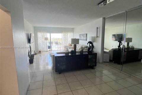 Condo in Sunny Isles Beach, Florida, 2 bedrooms № 2069111 - photo 18