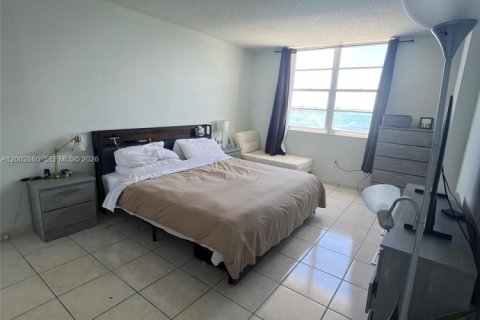 Condo in Sunny Isles Beach, Florida, 2 bedrooms № 2069111 - photo 12