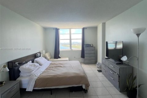 Condo in Sunny Isles Beach, Florida, 2 bedrooms № 2069111 - photo 13