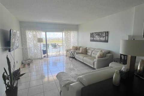 Condo in Sunny Isles Beach, Florida, 2 bedrooms № 2069111 - photo 19
