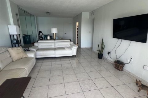Condo in Sunny Isles Beach, Florida, 2 bedrooms № 2069111 - photo 20