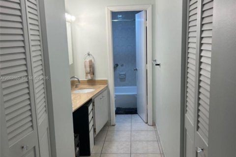 Condo in Sunny Isles Beach, Florida, 2 bedrooms № 2069111 - photo 15