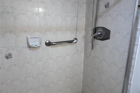 Condo in Sunny Isles Beach, Florida, 2 bedrooms № 2069111 - photo 10
