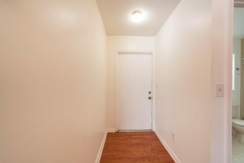 Снять в аренду квартиру в Корал-Спрингс, Флорида 3 комнаты, 92.44м2, № 2084470 - фото 8