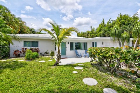 Снять в аренду виллу или дом в Лодердейл-бай-те-Си, Флорида 2 спальни, 167.5м2, № 1934508 - фото 1