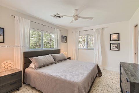 Снять в аренду виллу или дом в Лодердейл-бай-те-Си, Флорида 2 спальни, 167.5м2, № 1934508 - фото 21