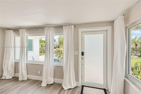 Снять в аренду виллу или дом в Лодердейл-бай-те-Си, Флорида 2 спальни, 167.5м2, № 1934508 - фото 5