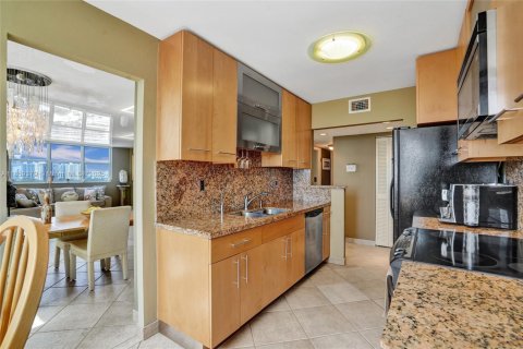 Condominio en venta en Hallandale Beach, Florida, 2 dormitorios, 126.35 m2 № 1890054 - foto 17