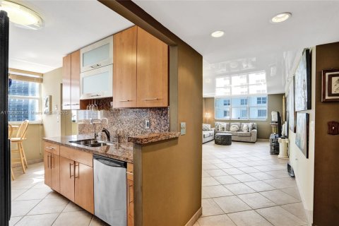 Condominio en venta en Hallandale Beach, Florida, 2 dormitorios, 126.35 m2 № 1890054 - foto 18