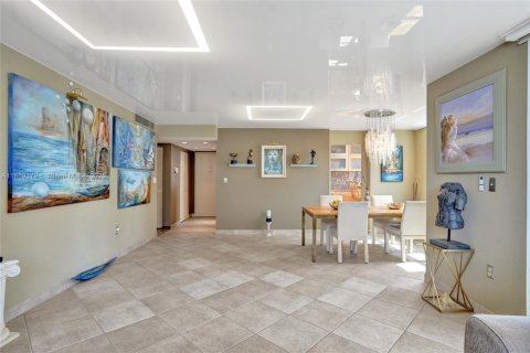 Condominio en venta en Hallandale Beach, Florida, 2 dormitorios, 126.35 m2 № 1890054 - foto 25