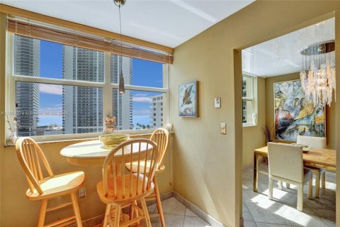 Condominio en venta en Hallandale Beach, Florida, 2 dormitorios, 126.35 m2 № 1890054 - foto 22