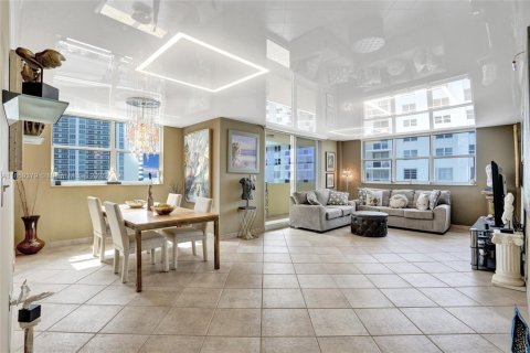 Condominio en venta en Hallandale Beach, Florida, 2 dormitorios, 126.35 m2 № 1890054 - foto 14