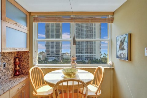 Condominio en venta en Hallandale Beach, Florida, 2 dormitorios, 126.35 m2 № 1890054 - foto 7
