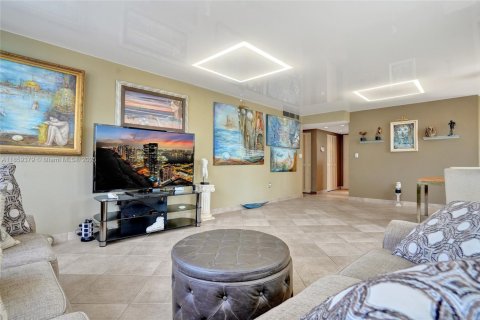 Condominio en venta en Hallandale Beach, Florida, 2 dormitorios, 126.35 m2 № 1890054 - foto 11