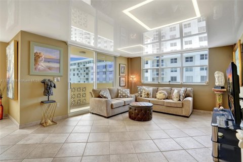 Condominio en venta en Hallandale Beach, Florida, 2 dormitorios, 126.35 m2 № 1890054 - foto 13