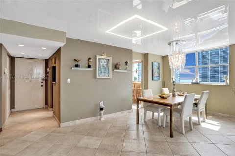 Condominio en venta en Hallandale Beach, Florida, 2 dormitorios, 126.35 m2 № 1890054 - foto 21