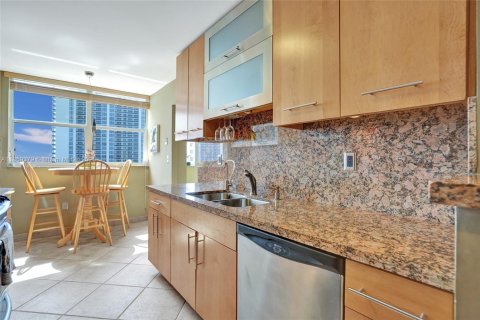 Condominio en venta en Hallandale Beach, Florida, 2 dormitorios, 126.35 m2 № 1890054 - foto 5