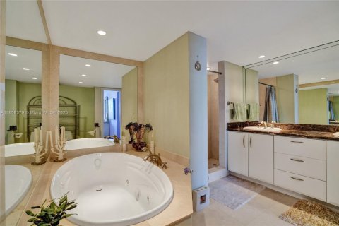 Condominio en venta en Hallandale Beach, Florida, 2 dormitorios, 126.35 m2 № 1890054 - foto 9