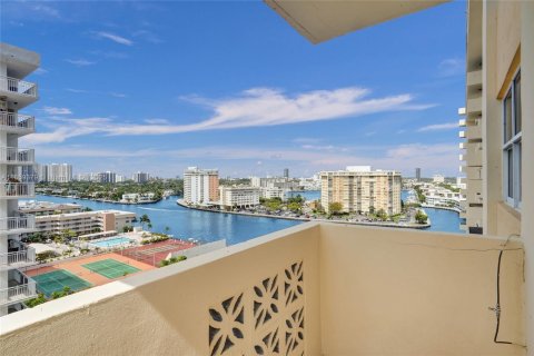 Condominio en venta en Hallandale Beach, Florida, 2 dormitorios, 126.35 m2 № 1890054 - foto 2