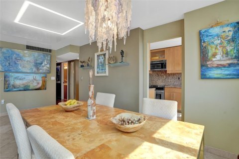 Condominio en venta en Hallandale Beach, Florida, 2 dormitorios, 126.35 m2 № 1890054 - foto 19