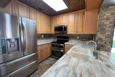 House in Tampa, Florida 3 bedrooms, 133.78 sq.m. № 1901314 - photo 9