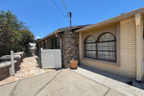 House in Tampa, Florida 3 bedrooms, 133.78 sq.m. № 1901314 - photo 2