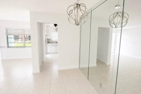 Condo in Hallandale Beach, Florida, 1 bedroom  № 2399674 - photo 9