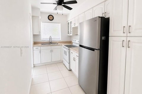 Condo in Hallandale Beach, Florida, 1 bedroom  № 2399674 - photo 8