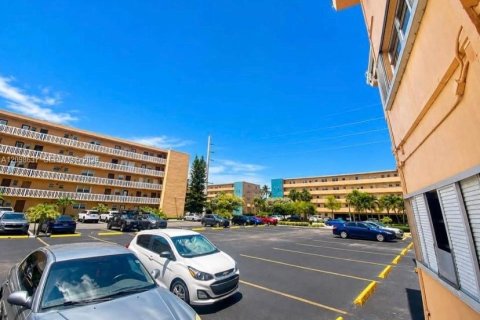 Condo in Hallandale Beach, Florida, 1 bedroom  № 2399674 - photo 10