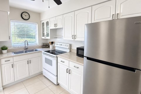 Condo in Hallandale Beach, Florida, 1 bedroom  № 2399674 - photo 3