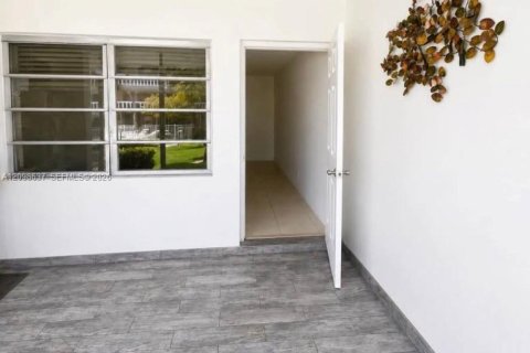 Condo in Hallandale Beach, Florida, 1 bedroom  № 2399674 - photo 2
