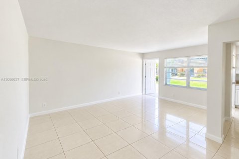 Condo in Hallandale Beach, Florida, 1 bedroom  № 2399674 - photo 4