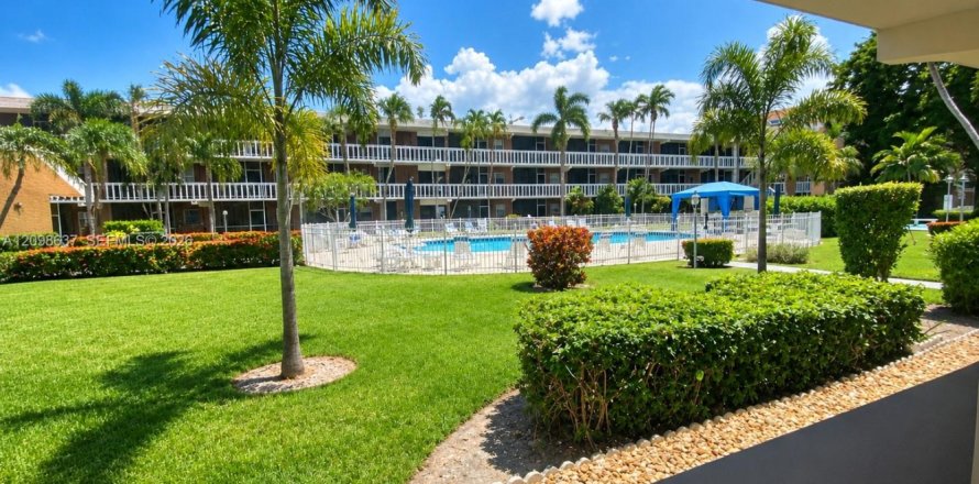Condo in Hallandale Beach, Florida, 1 bedroom  № 2399674