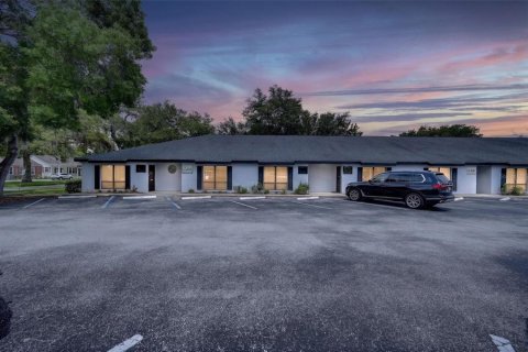 Commercial property in Apopka, Florida 256.41 sq.m. № 2102352