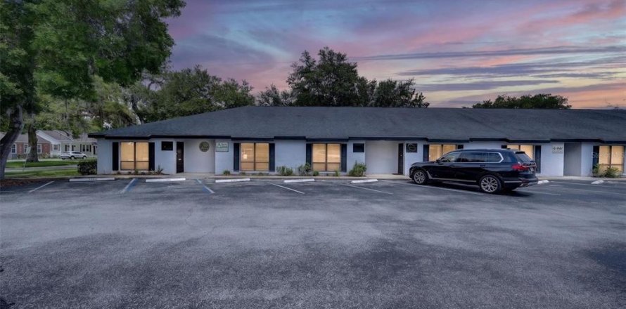 Commercial property in Apopka, Florida 256.41 sq.m. № 2102352