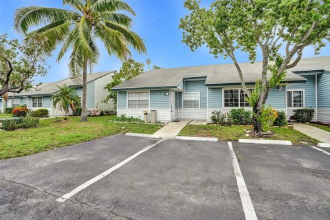 Townhouse in North Lauderdale, Florida 2 bedrooms, 88.81 sq.m. № 1228606 - photo 1
