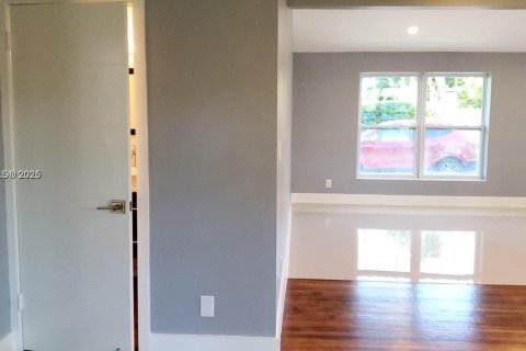House in Miami Shores, Florida 2 bedrooms, 151.24 sq.m. № 1752871 - photo 12