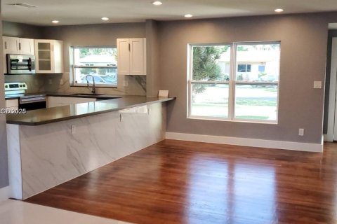 House in Miami Shores, Florida 2 bedrooms, 151.24 sq.m. № 1752871 - photo 9