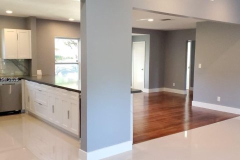 House in Miami Shores, Florida 2 bedrooms, 151.24 sq.m. № 1752871 - photo 10