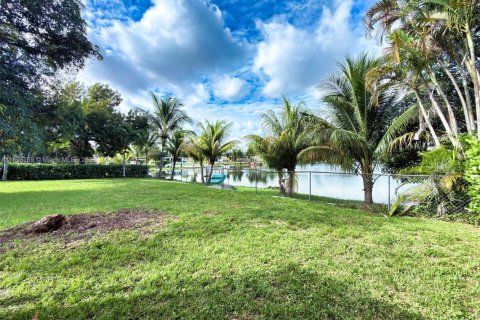House in Hialeah, Florida 3 bedrooms, 114.55 sq.m. № 1952453 - photo 22