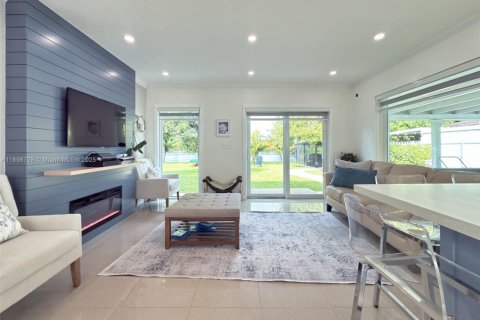 House in Hialeah, Florida 3 bedrooms, 114.55 sq.m. № 1952453 - photo 8