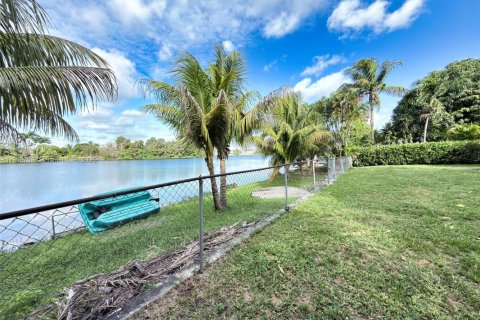 House in Hialeah, Florida 3 bedrooms, 114.55 sq.m. № 1952453 - photo 21