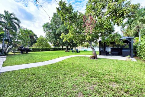 House in Hialeah, Florida 3 bedrooms, 114.55 sq.m. № 1952453 - photo 26