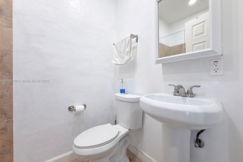House in Hialeah, Florida 3 bedrooms, 114.55 sq.m. № 1952453 - photo 10