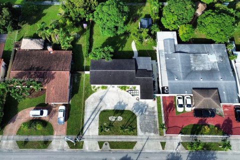 House in Hialeah, Florida 3 bedrooms, 114.55 sq.m. № 1952453 - photo 24