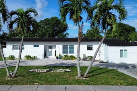 House in Hialeah, Florida 3 bedrooms, 114.55 sq.m. № 1952453 - photo 1