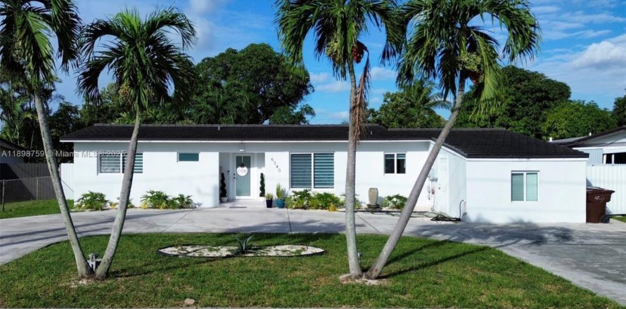House in Hialeah, Florida 3 bedrooms, 114.55 sq.m. № 1952453