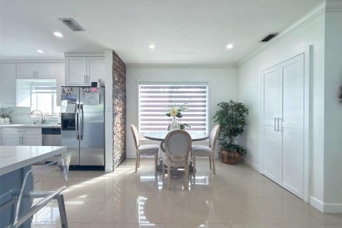 House in Hialeah, Florida 3 bedrooms, 114.55 sq.m. № 1952453 - photo 6